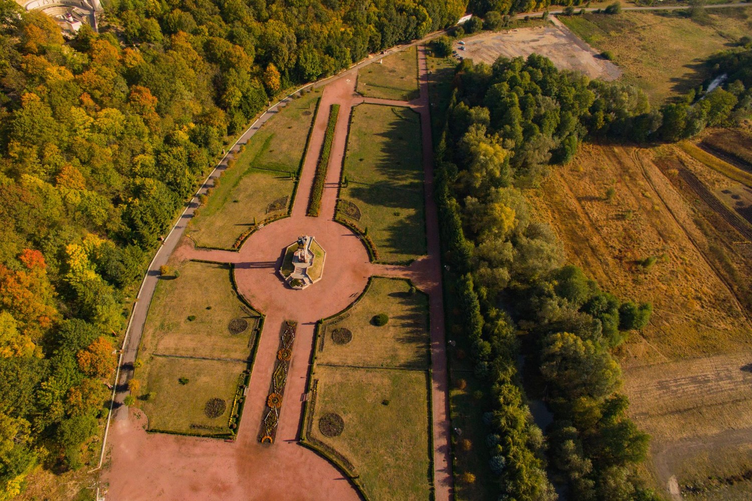 Caccia ai terreni dell’UE: cosa conta davvero nella scelta del sito di costruzione